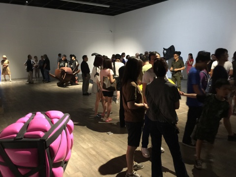 邹亮个展《不是这样的》开幕现场 人流如织
