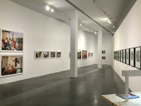 展厅中的黑白摄影与彩色摄影作品
展厅中的黑白摄影与彩色摄影作品
