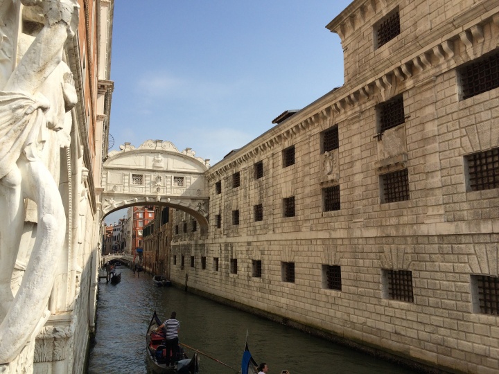 威尼斯著名的叹息桥，桥两端连接的是一段凄美的爱情故事
