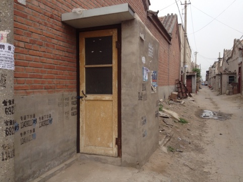 艺术家、村长靳勒在西芦城村拍到的449个厕所之一
