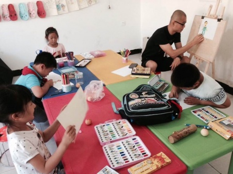 艺术家夏弢在白家疃村的白鲸画馆教儿童画画
