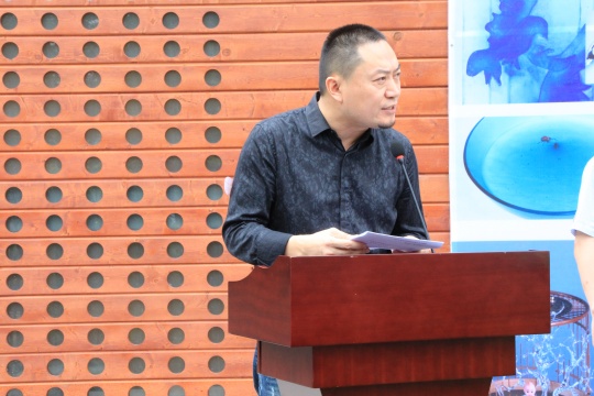 中国美术学院副教授、中国工艺美术协会玻璃专业委员会秘书长李玉普主持开幕式
中国美术学院副教授、中国工艺美术协会玻璃专业委员会秘书长李玉普主持开幕式