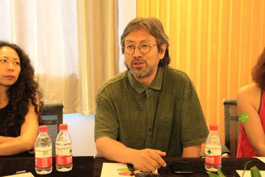 研讨会现场,作为策展人之一的清华大学美术学院关东海发言
研讨会现场,作为策展人之一的清华大学美术学院关东海发言