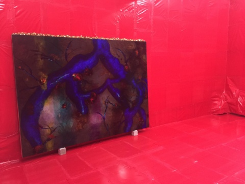 装饰成红色风格的展厅
装饰成红色风格的展厅