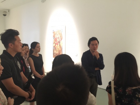 艺术家魏东为到场媒体做媒体导览
艺术家魏东为到场媒体做媒体导览
