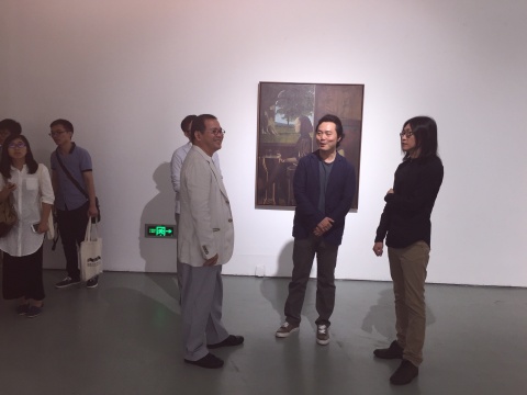 艺术家魏东(中)、策展人朱朱(右)向今典集团董事长、今日美术馆创始人张宝全介绍展览
艺术家魏东(中)、策展人朱朱(右)向今典集团董事长、今日美术馆创始人张宝全介绍展览