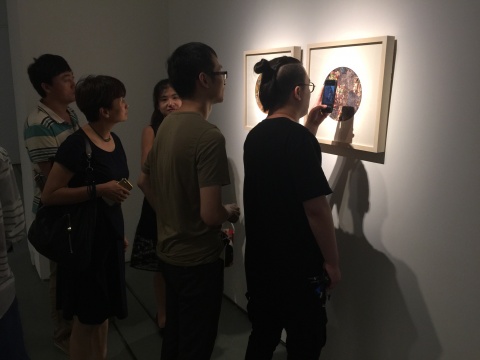 魏东作品引发现场观众讨论
魏东作品引发现场观众讨论
