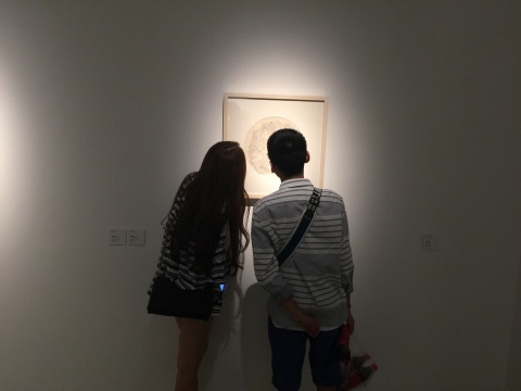 展览现场,观众在观察作品细节
展览现场,观众在观察作品细节