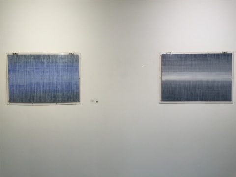 展厅入口的纸本丙烯作品两幅《2015》18及19