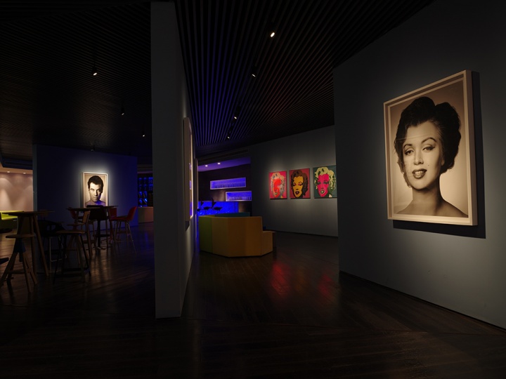 以影像作品展示为主的艺术酒吧
以影像作品展示为主的艺术酒吧