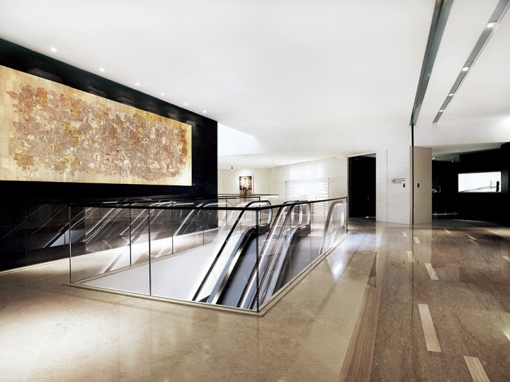 酒店三层走廊的作品拥有着极具分量的学术及美术史意义，从电梯上来便可看到博伊斯与多内夫的作品