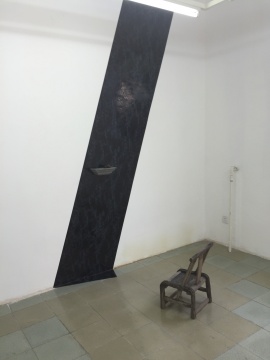 克莱尔作品前的小板凳，观众可以专门坐下观察此件作品
