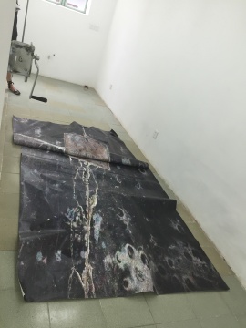 克莱尔艺术作品,喷绘打印的画面掀起来就会露出下面遮蔽的小雕塑
克莱尔艺术作品,喷绘打印的画面掀起来就会露出下面遮蔽的小雕塑