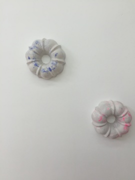 墙上的雕塑作品
墙上的雕塑作品