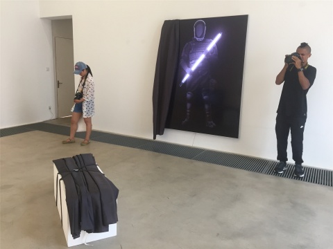 The Collective小组作品贡缎《十面旗子》及灯箱 布面喷绘作品《先锋》
The Collective小组作品贡缎《十面旗子》及灯箱 布面喷绘作品《先锋》