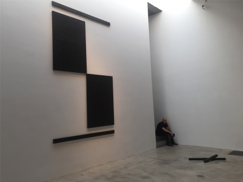 Garcia Frankowski布上丙烯作品《墙上构图》
Garcia Frankowski布上丙烯作品《墙上构图》