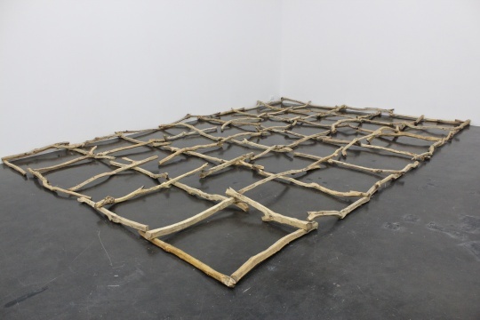 《无题(格子)》(局部),槐木,尺寸可变,2014年
《无题(格子)》(局部),槐木,尺寸可变,2014年