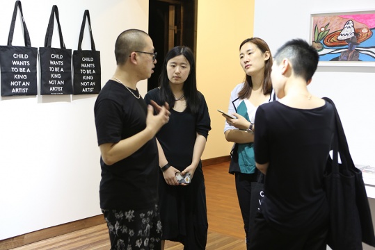 陈栋帆在VIP预展现场接受本刊记者的采访
陈栋帆在VIP预展现场接受本刊记者的采访