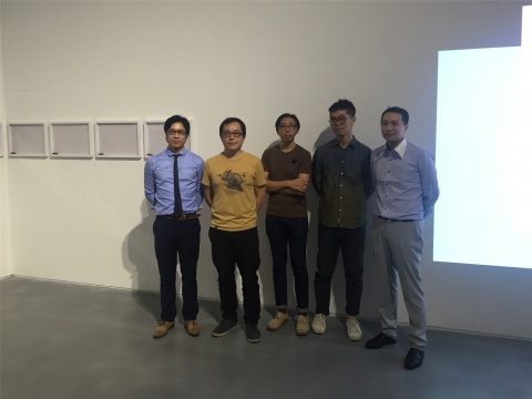 空间负责人李宜霖(左1)、李宜勋(右1)与三位到场艺术家合影,艺术家由左至右依次为:许家维、黄荣法、朱骏腾
空间负责人李宜霖(左1)、李宜勋(右1)与三位到场艺术家合影,艺术家由左至右依次为:许家维、黄荣法、朱骏腾