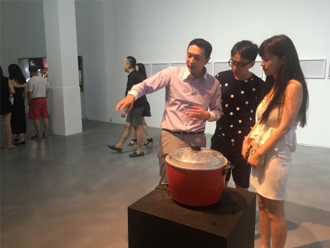  李宜勋为观众介绍朱骏腾的作品《疲倦的沸腾》
