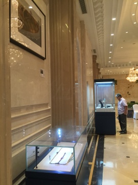 观众在现场观看展柜中可佳珍玉堂
观众在现场观看展柜中可佳珍玉堂