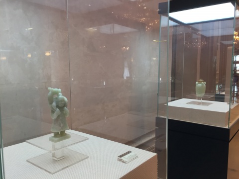 展柜中的古玩玉器
展柜中的古玩玉器