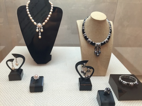 展柜中的清代野生海水珍珠饰品
展柜中的清代野生海水珍珠饰品