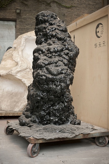 与这次展出作品同系列的雕塑还停在工作室中。黑色聚氨酯被一遍一遍浇在基础机构之上,原本之物早已无法识别,流淌本是添加的过程,在行为终止之后,却有着被吞噬的反向力。
与这次展出作品同系列的雕塑还停在工作室中。黑色聚氨酯被一遍一遍浇在基础机构之上,原本之物早已无法识别,流淌本是添加的过程,在行为终止之后,却有着被吞噬的反向力。