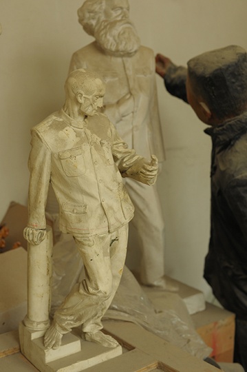 “衣纹研究”系列创作始于1998年，隋建国受留法艺术家熊秉明将教授外国学生汉语课本编成诗的影响，思考日常雕塑教学形式向艺术的转化。于是他将雕塑中基础的衣纹研究课转化为作品——将教学中用到的经典男人体的石膏像与中山装结合起来。
