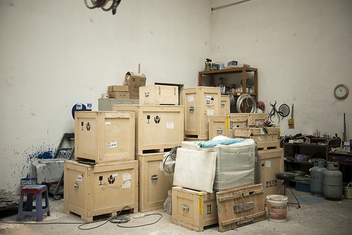 木箱从作品的保护物，成为空间实际的占有者。
