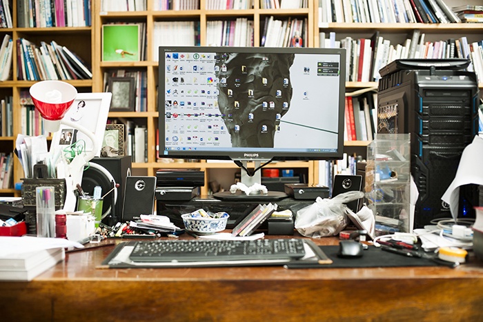 隋建国的工作台是按照站立的高度设计的，电脑屏幕下方的白色模型，其泥稿不知被谁摔碎，却因为3D扫描打印而得以保存。
