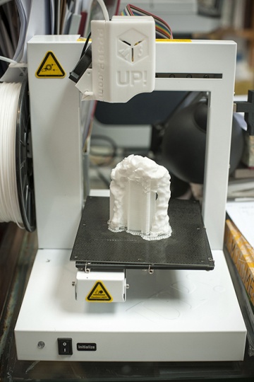 电脑旁的小型3D打印机，隋建国使用它完成一些小稿，还未使用这种技术完成作品。
