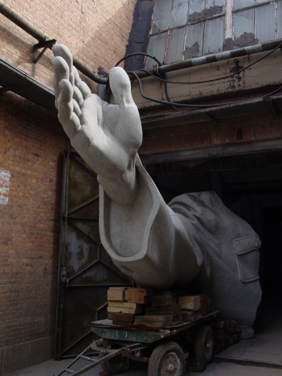 2003年《衣纹研究—右手》 在隋建国当时798的工作室外。
