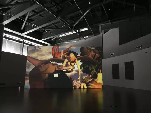 “缪晓春2015” 展出艺术家近年结合电脑技术与手工绘制的巨型绘画作品,使用巨幕展出其影像作品
“缪晓春2015” 展出艺术家近年结合电脑技术与手工绘制的巨型绘画作品,使用巨幕展出其影像作品