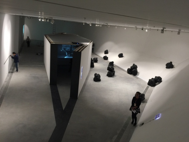 开馆展另一个研究轴线锚定媒介本身
开馆展另一个研究轴线锚定媒介本身