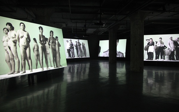 OCAT上海馆2015年开年展“在·现——王功新二十年影像艺术” 现场
OCAT上海馆2015年开年展“在·现——王功新二十年影像艺术” 现场