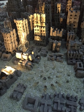 艺术家以水泥、玻璃为创作媒材，为观众展示了一座“一千年以后的城市”
