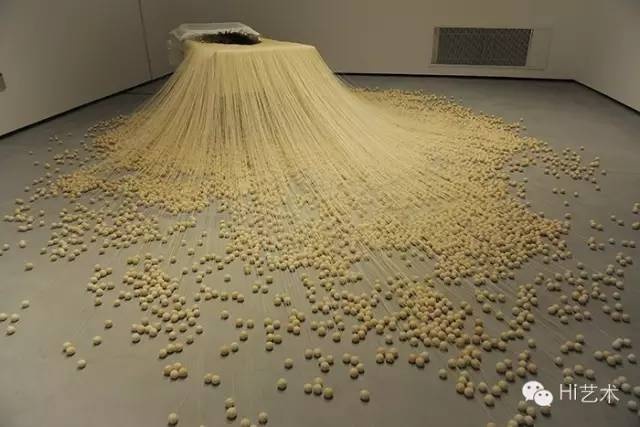 林天苗1995年作品《缠的扩散》,同时展出的还有藏酷新媒体艺术空间早年的文献资料
林天苗1995年作品《缠的扩散》,同时展出的还有藏酷新媒体艺术空间早年的文献资料