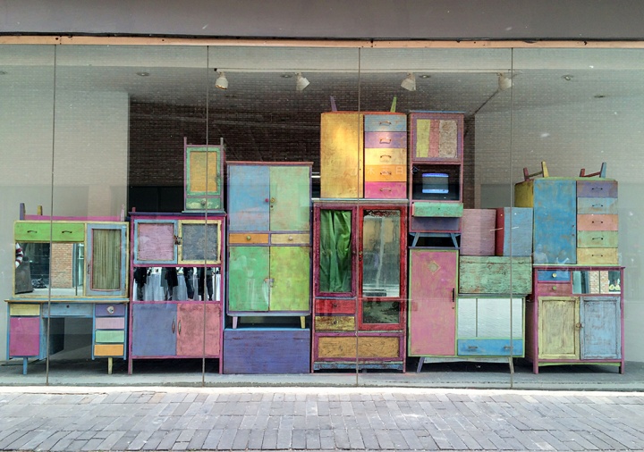“喂,未来”计划艺术家王礼军《布新》 680×100×280cm 旧家具、镜子、粉笔 2015
“喂,未来”计划艺术家王礼军《布新》 680×100×280cm 旧家具、镜子、粉笔 2015