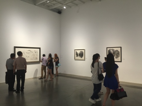 展览吸引了众多观众
展览吸引了众多观众