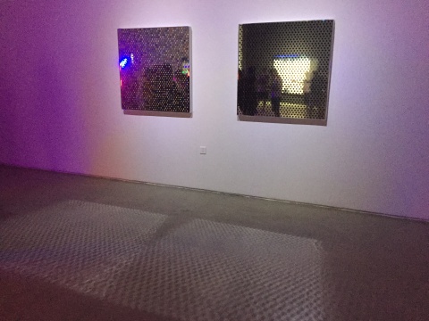 韩建宇《重影》系列作品，灯光通过作品的镂空投射到地板上，形成了无数光斑
