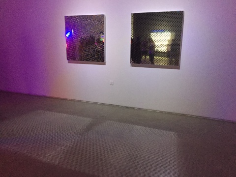 韩建宇《重影》系列作品,灯光通过作品的镂空投射到地板上,形成了无数光斑
韩建宇《重影》系列作品,灯光通过作品的镂空投射到地板上,形成了无数光斑