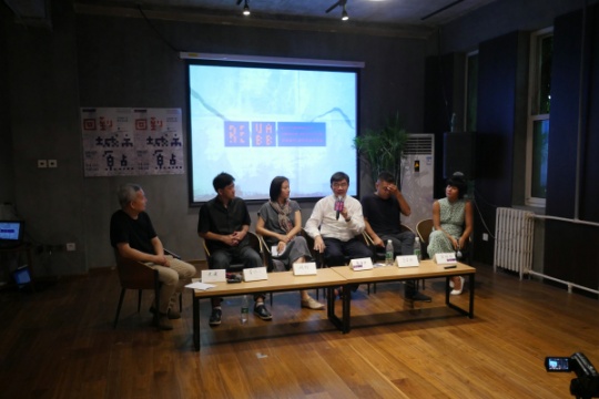 左起支持人史建、双年展秘书处执行主任黄伟文、本届双年展策展人、香港中文大学建筑学院副教授刘珩、首届双年展策展人张永和、参展艺术家马岩松、双年展工作坊负责人侯唯唯
左起支持人史建、双年展秘书处执行主任黄伟文、本届双年展策展人、香港中文大学建筑学院副教授刘珩、首届双年展策展人张永和、参展艺术家马岩松、双年展工作坊负责人侯唯唯