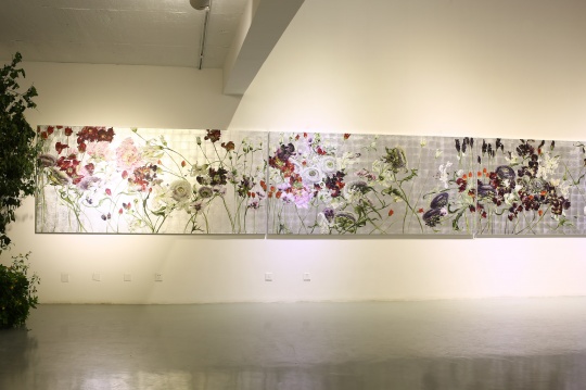《争艳》布面银箔油画 125×270cm 2015
《争艳》布面银箔油画 125×270cm 2015