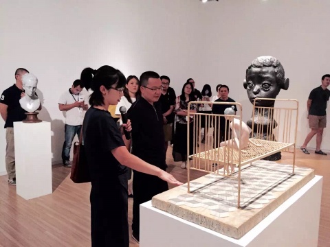 艺术家金钕在开幕现场与大家交流作品心得
艺术家金钕在开幕现场与大家交流作品心得