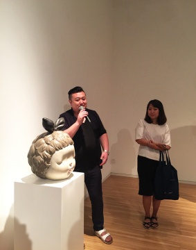 艺术家李伟、刘知音现场为大家解读作品
艺术家李伟、刘知音现场为大家解读作品
