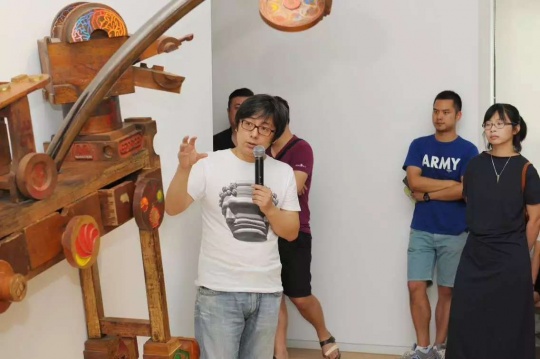 艺术家王迈为现场观众及媒体解读自己的作品
艺术家王迈为现场观众及媒体解读自己的作品