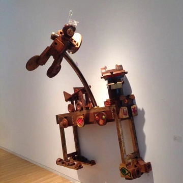 王迈 《军工之星戏油龙》 180 × 135 × 160cm 旧木模、木材、水晶 2013
王迈 《军工之星戏油龙》 180 × 135 × 160cm 旧木模、木材、水晶 2013