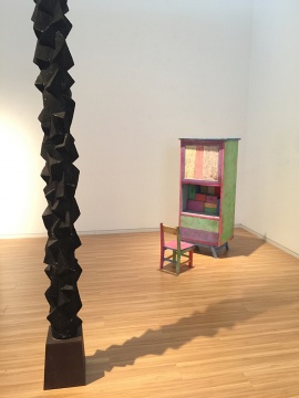 王礼军 左 《盲》 40 × 40 × 230cm 樟木 2014
右 《礼物》 尺寸不定 粉笔、纸盒、木椅、木柜 2014
王礼军 左 《盲》 40 × 40 × 230cm 樟木 2014
右 《礼物》 尺寸不定 粉笔、纸盒、木椅、木柜 2014