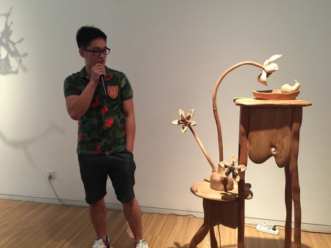 艺术家李庆阳为现场观众及媒体解读自己的作品

右  《黄昏》 155 × 80 × 45cm     红樱桃木、电视机等    2014
